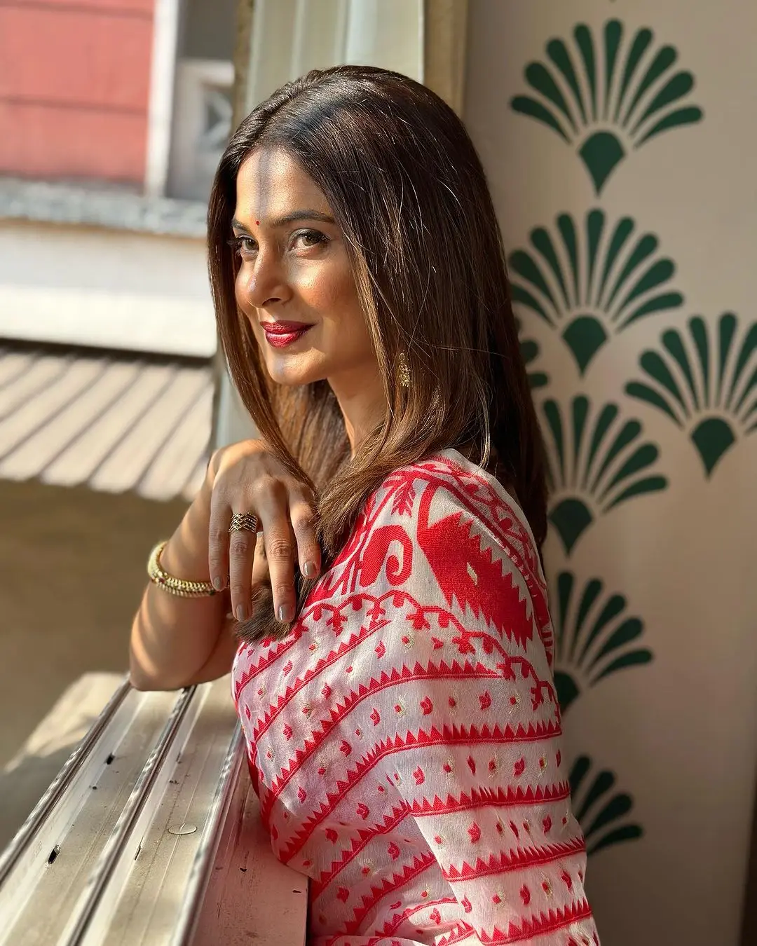 INDIAN GIRL JENNIFER WINGET IN TRADITIONAL RED SAREE SLEEVELESS BLOUSE 2